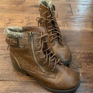 Girl’s zip up boots